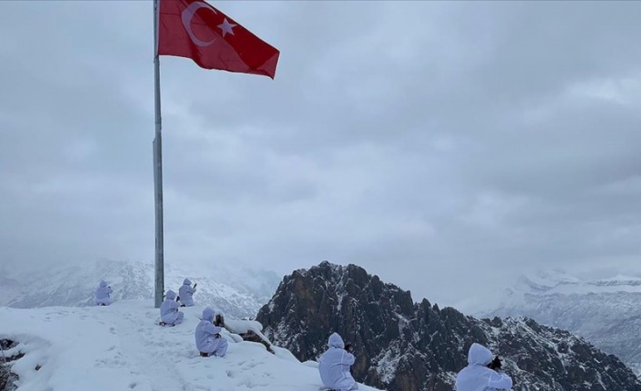 Mehmetçik’ten bayrak donduran soğukta vatan nöbeti