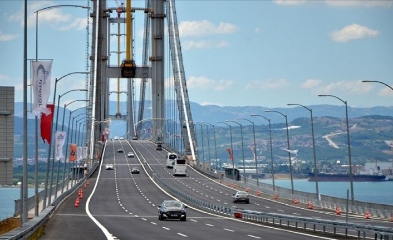 Osmangazi Köprüsü'nden yılbaşı gecesi geçenlere ücret iadesi