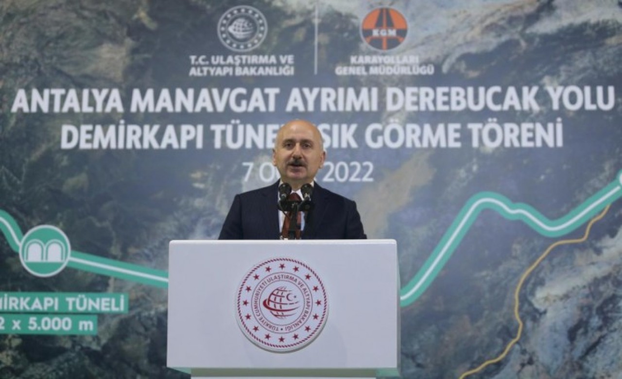 Ulaştırma ve Altyapı Bakanı Karaismailoğlu,  Demirkapı Tüneli ışık görme törenine katıldı