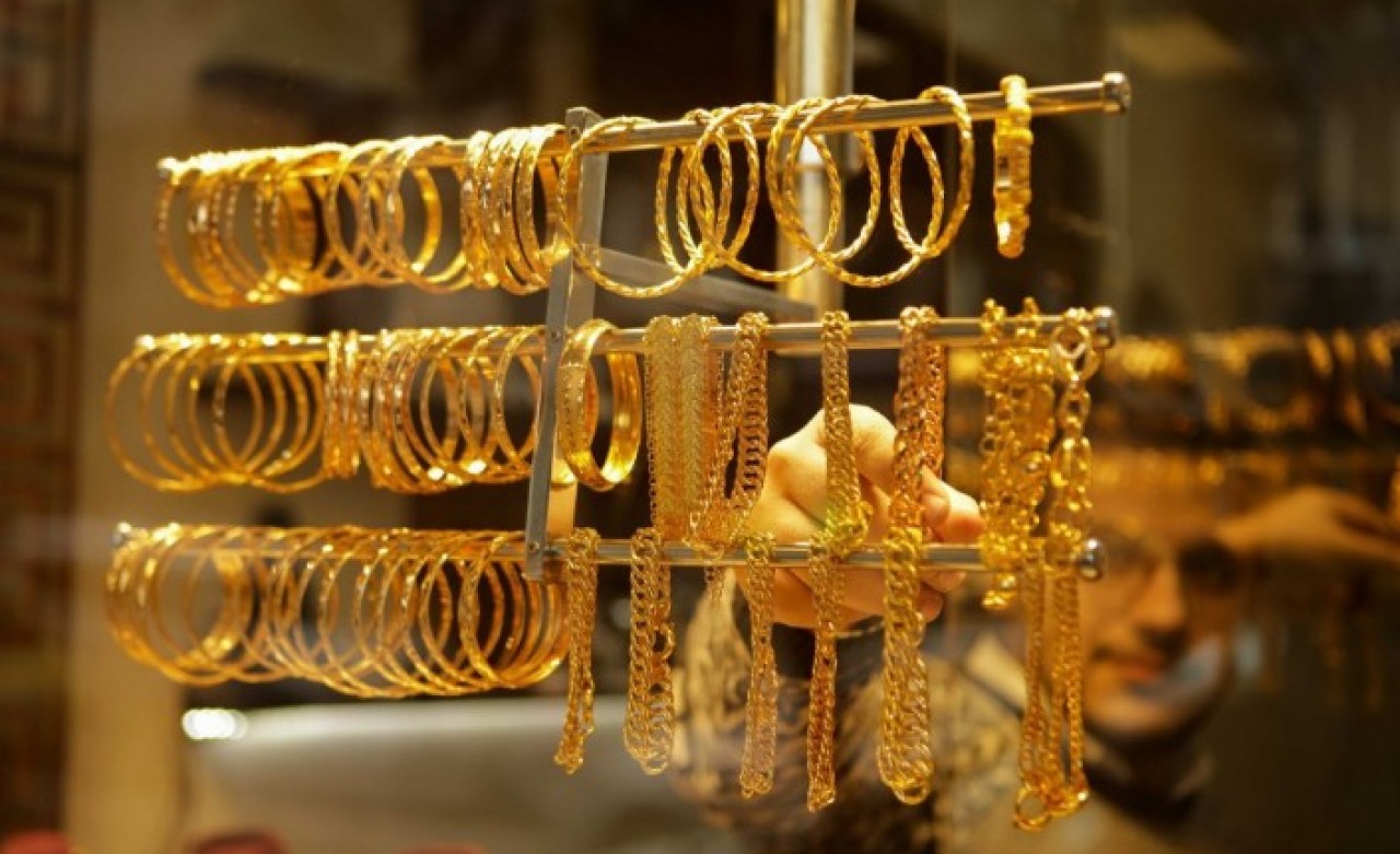 Uzman ekonomist tarih verip uyardı: Gram altın 1450 lirayı görecek