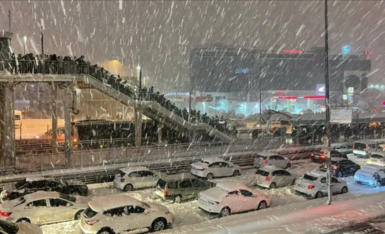 Vali Yerlikaya açıkladı: Çalışanlar izinli,  İstanbul'da trafiğe çıkmak yasaklandı