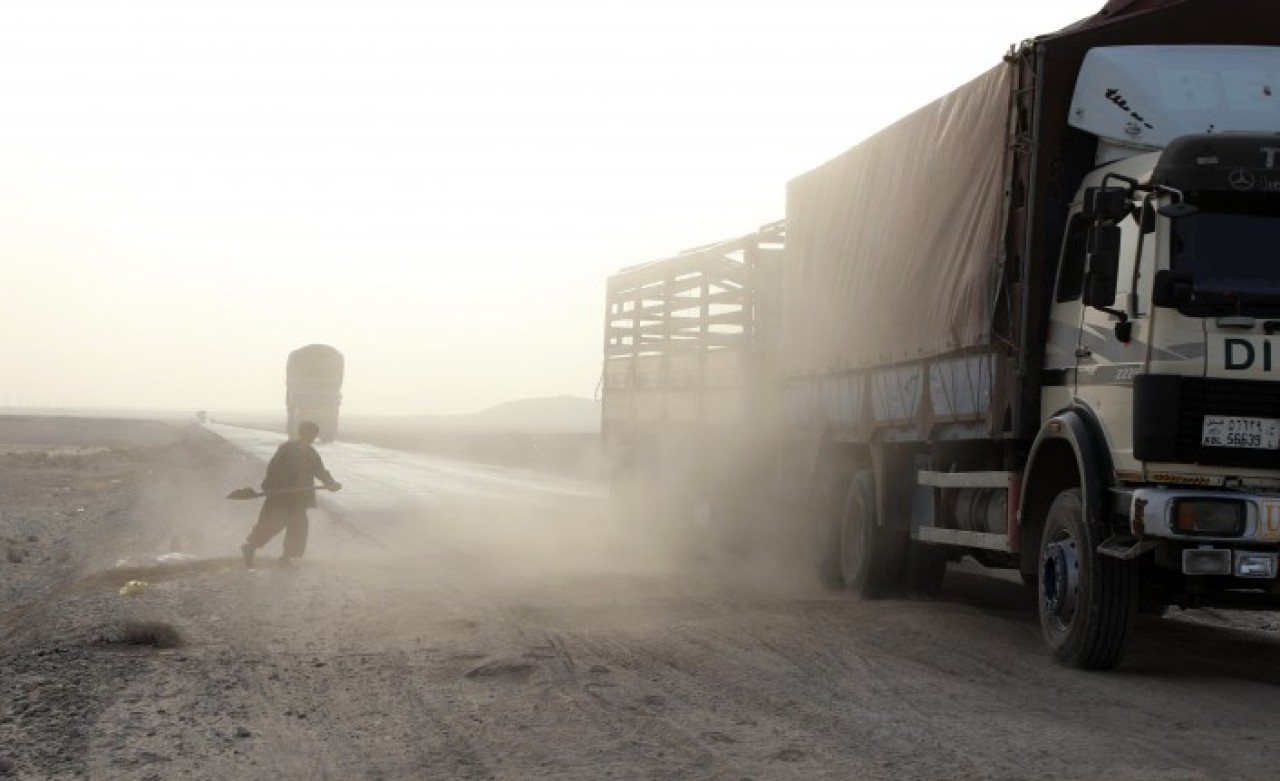 Afganistan'da bombaların tahrip ettiği yolları çocuklar onarıyor