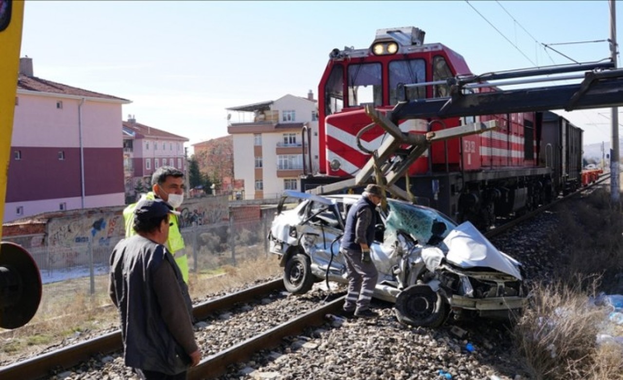 Ankara'da yük treni otomobile çarptı! Ali Şir Ünal öldü