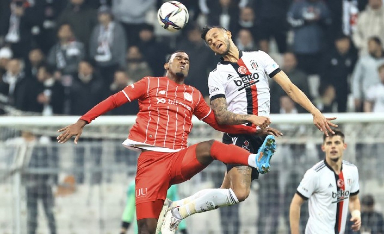 Beşiktaş-Antalyaspor: Kıran kırana maçta pozisyon çok,  gol yok,  kırmızı var