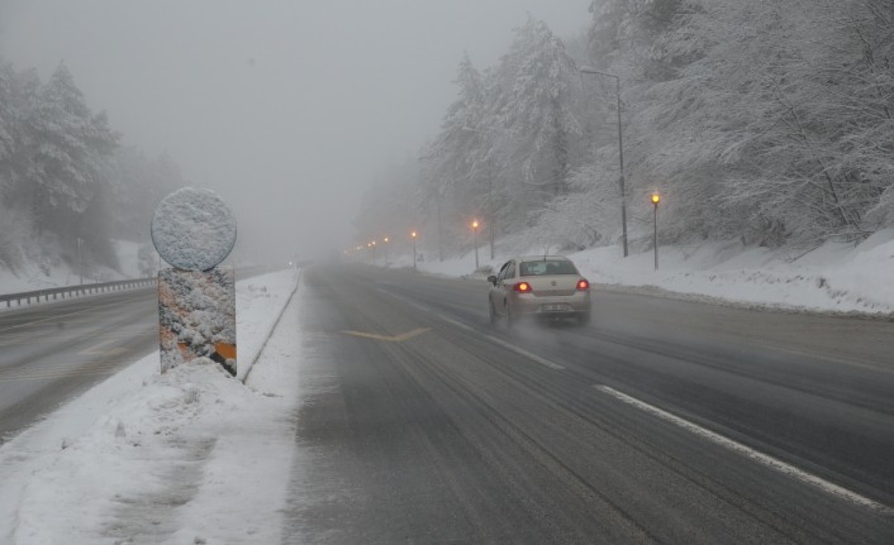 Bolu Dağı'nda kar yağışı ve sis etkili oluyor: Ekiplerden sürücülere uyarı
