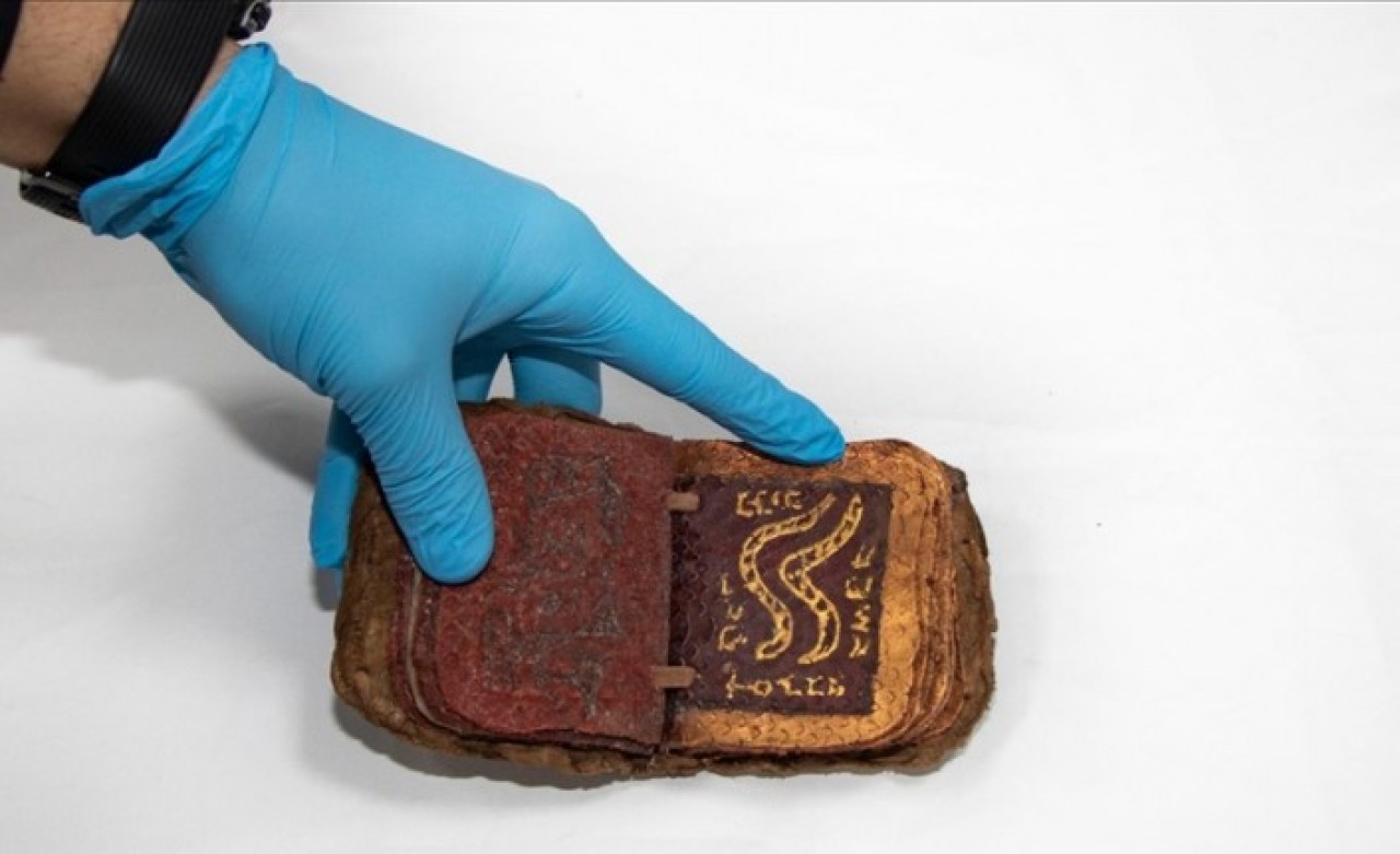 Diyarbakır'da el yazması İbranice deri kitap ele geçirildi