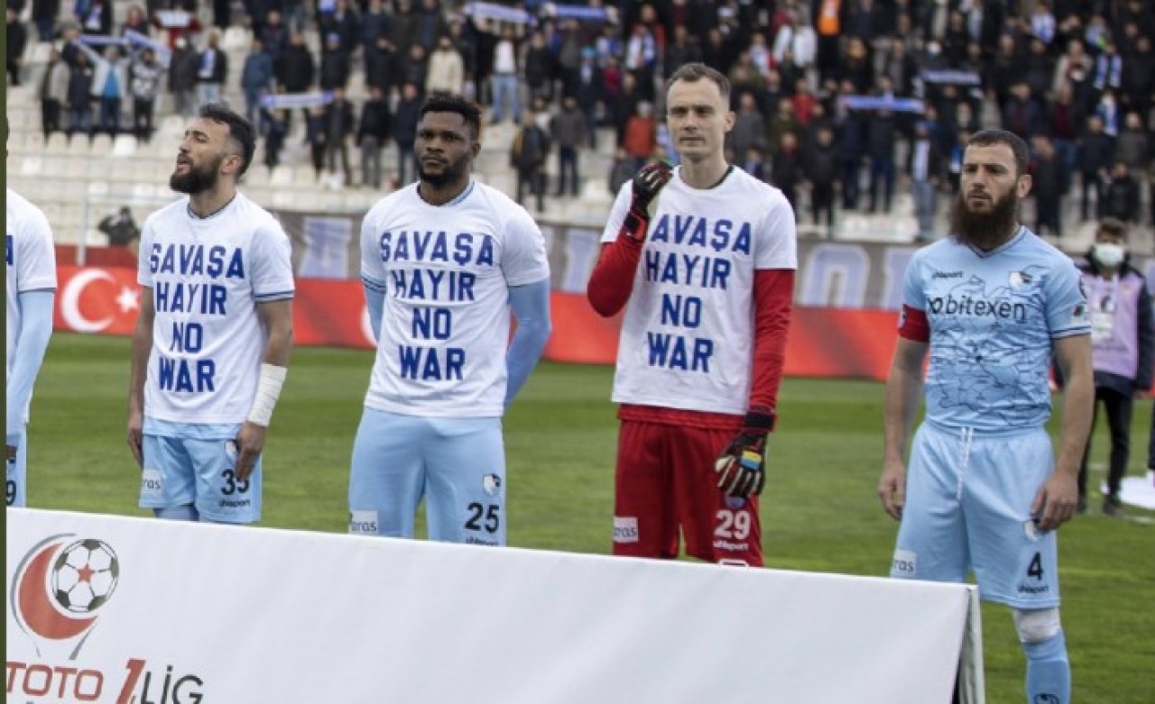 Erzurumspor'un kaptanı Aykut Demir ‘savaşa hayır’ tişörtünü reddetti