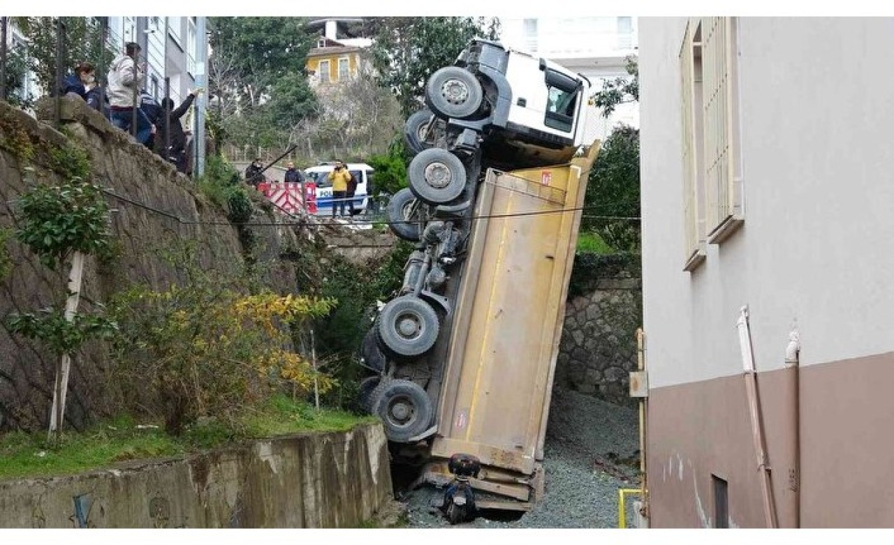 Faciadan dönüldü:Hafriyat kamyonu okulun bahçesine uçtu