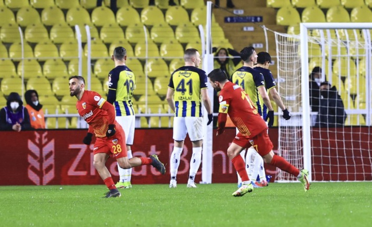 Fenerbahçe,  45 dakika 10 kişi oynayan Kayserispor'a elendi
