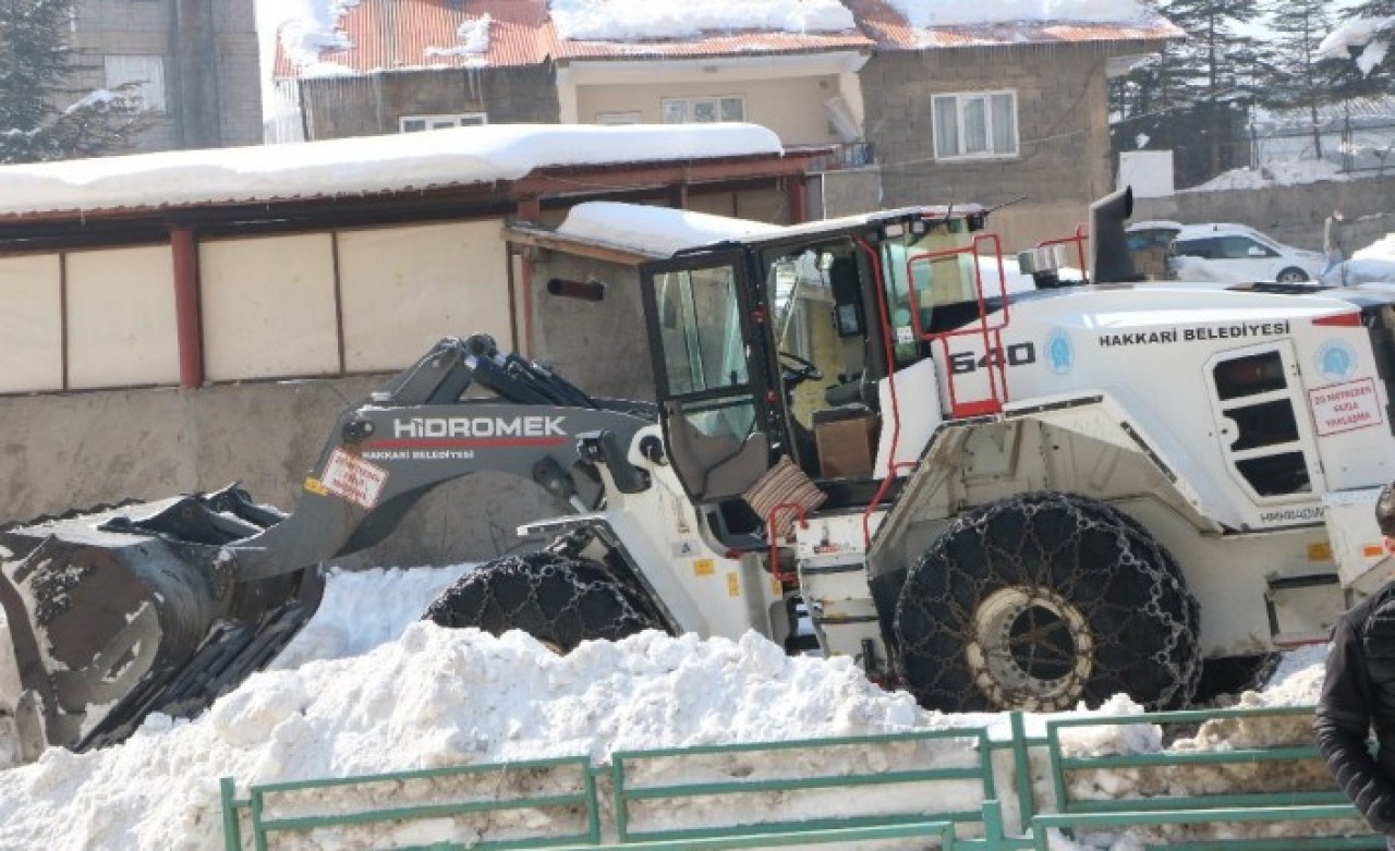 Hakkari'de kar temizleyen kepçenin altında kalan Ceylan Öner öldü