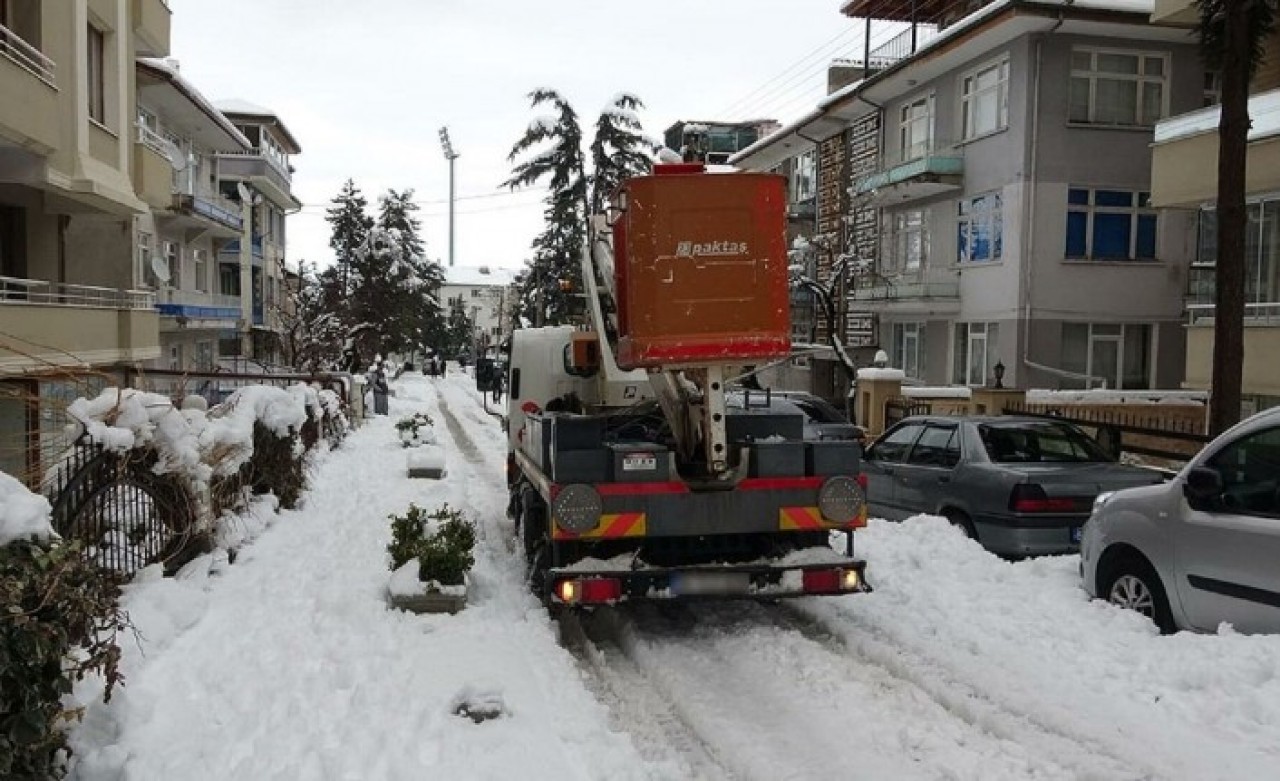 Isparta'da kar esaretinde elektrik krizi: Eğitime ara verildi,  1 kişi evinde donarak öldü