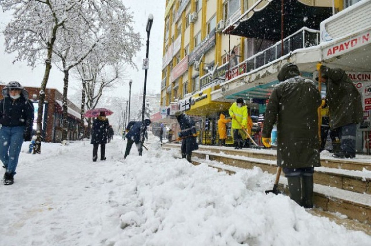 Isparta'da kar yağdı,  elektrik kesildi: Hayat felç!