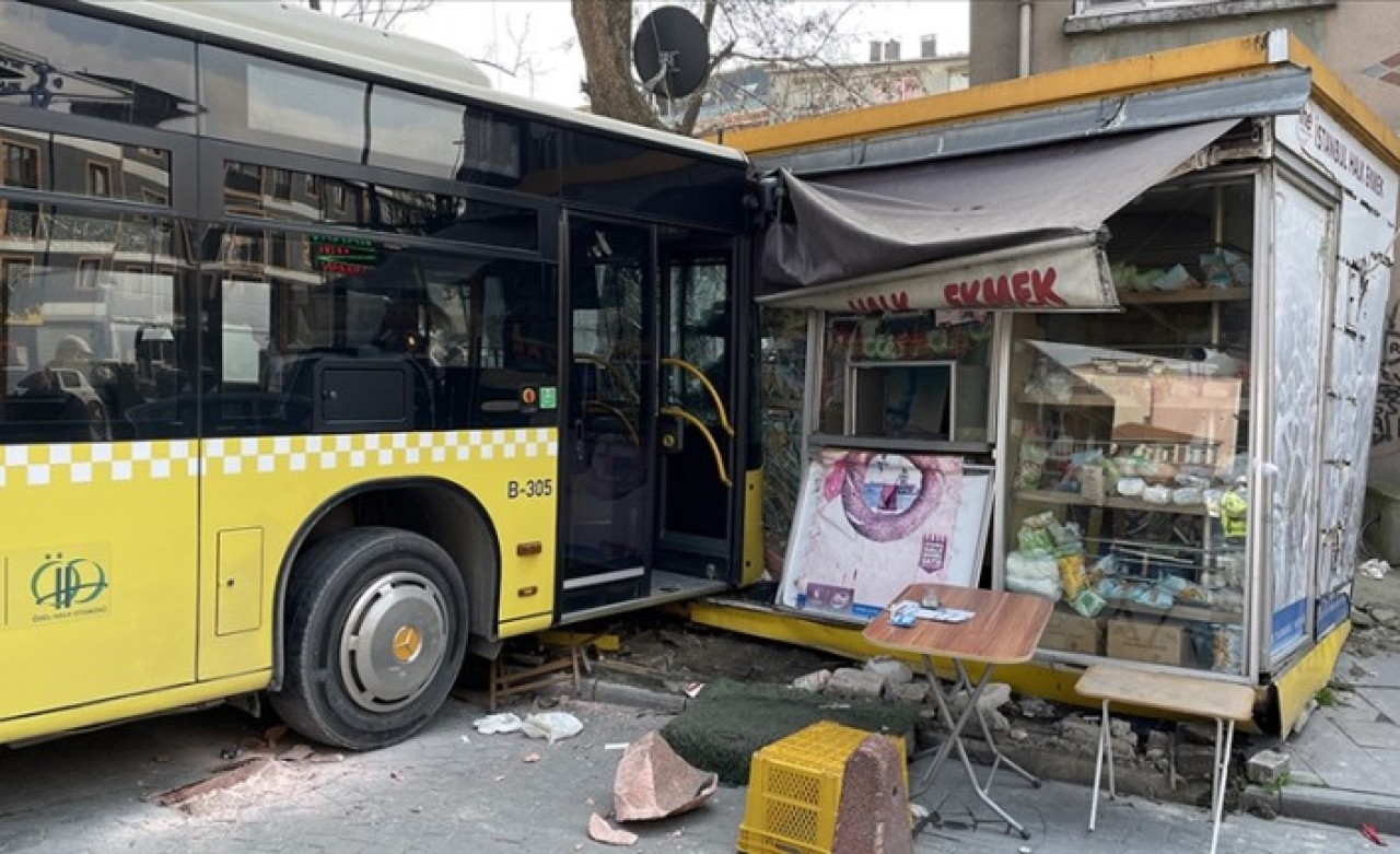 İstanbul'da facianın eşiğinden dönüldü! İETT otobüsü Halk Ekmek büfesine daldı