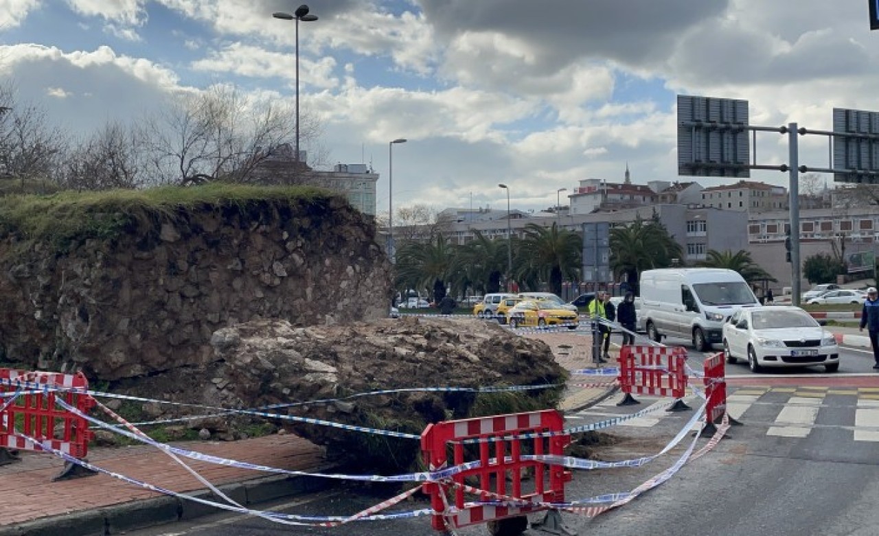 İstanbul'daki tarihi surdan kopan parça yola düştü