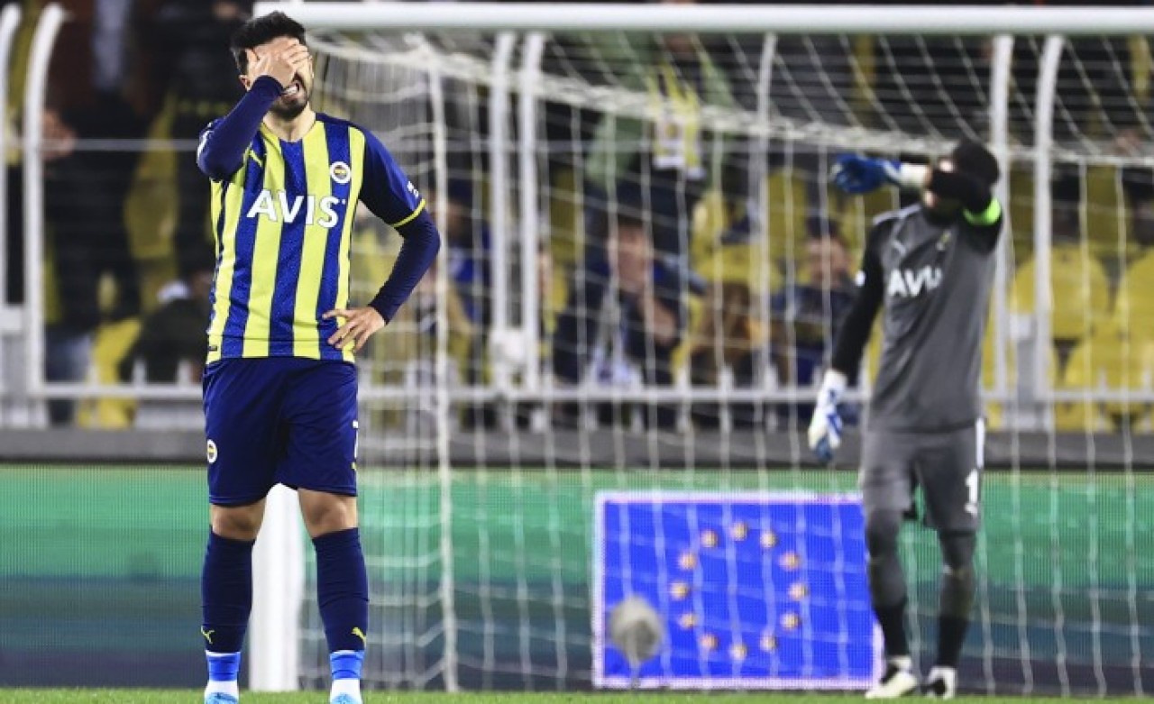 Kadıköy 'Ali Koç istifa,  yönetim istifa' tezahüratlarıyla yıkıldı: Fenerbahçe,  Slavia Prag'a yenildi