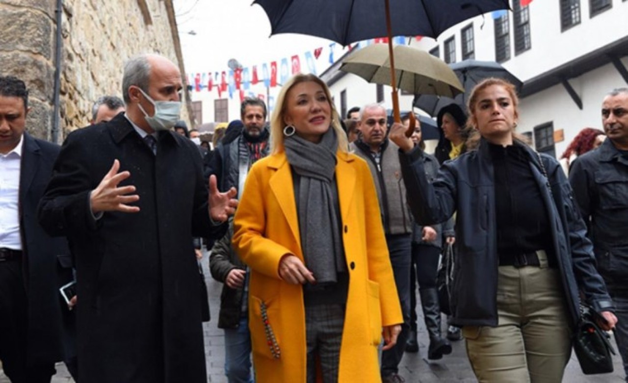 Koruma polisine şemsiye tutturmasıyla tepki çeken Bakan Ersoy'un eşi Pervin Ersoy sessizliğini bozdu