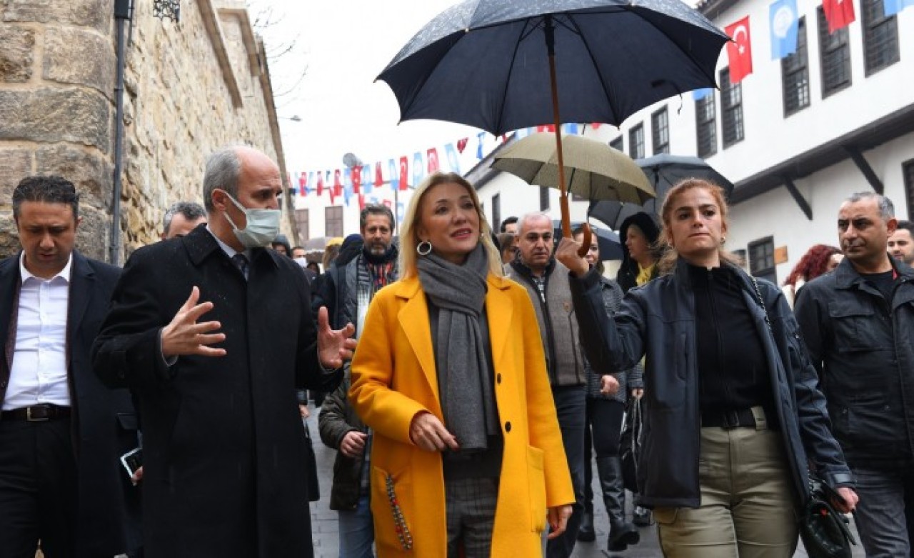 Kültür Bakanı Mehmet Nuri Ersoy'un eşi Pervin Ersoy'dan tepki çeken hareket: Polise şemsiye tutturup çantasını taşıttı