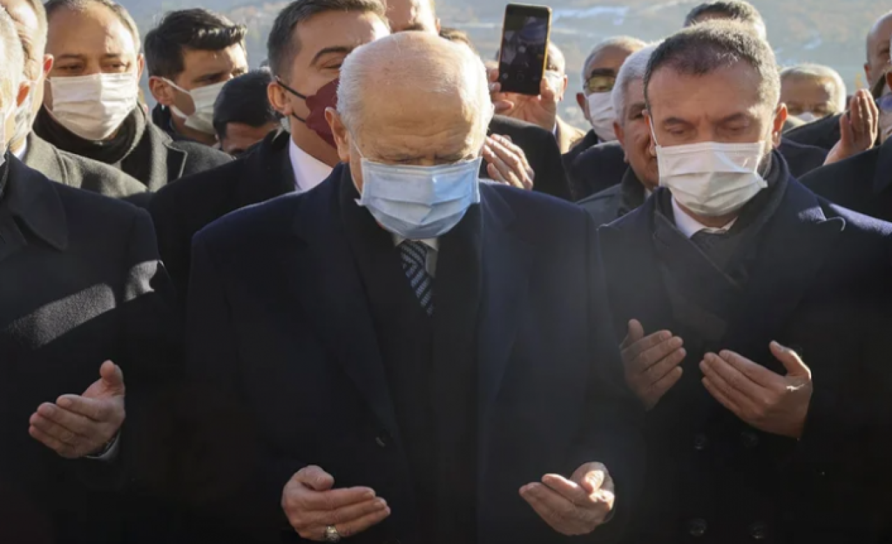 MHP Lideri Bahçeli'nin toplantı öncesi ilk durağı oldu: Dua edip karanfil bıraktı