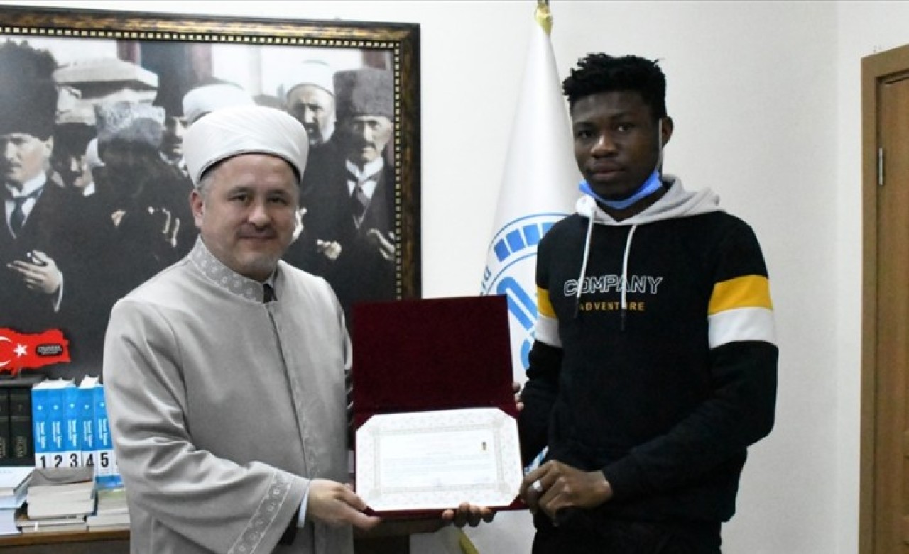 Müslüman arkadaşlarının arasındaki samimiyetten etkilenerek İslamiyet'i seçti