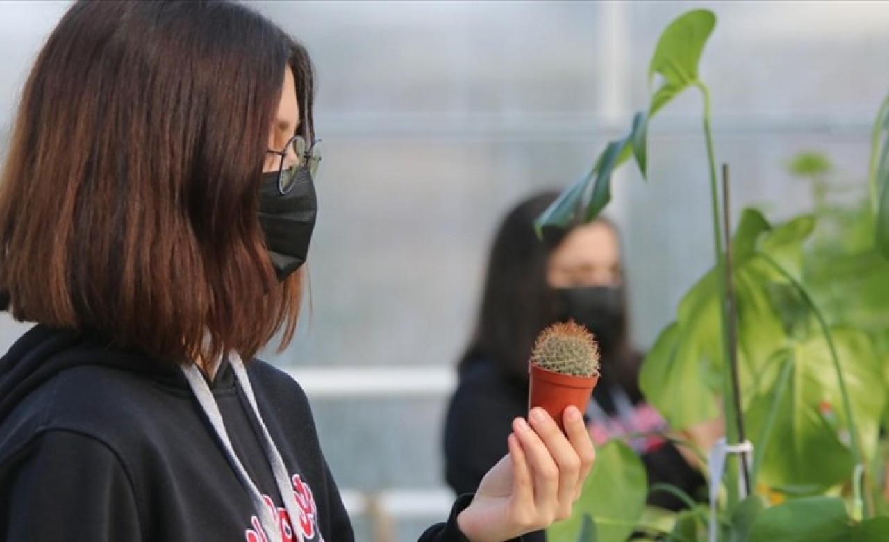 Okul serasında ürettikleri çiçeklerle insanların mutluluklarına ortak oluyorlar