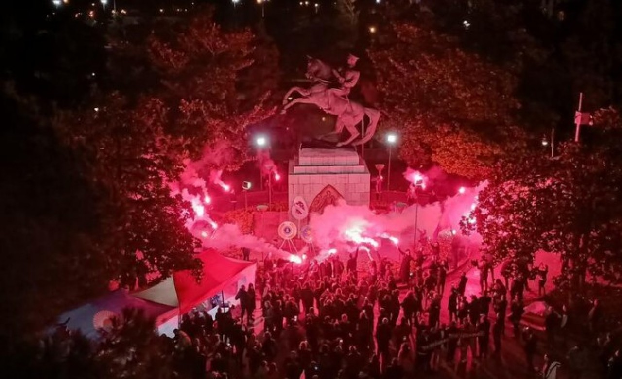 Samsun sabaha kadar uyumadı! Samsunsporlu taraftarlar,  Atatürk anıtında meşalelerle nöbet tuttu: Bu saygısızlığı asla affetmiyoruz!