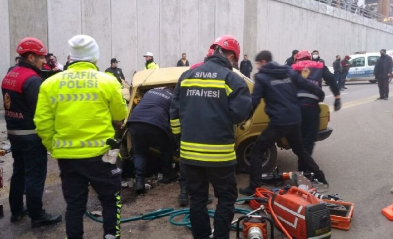 Sivas'ta işçi servisiyle otomobil çarpıştı: Cengiz Çevikoğlu öldü