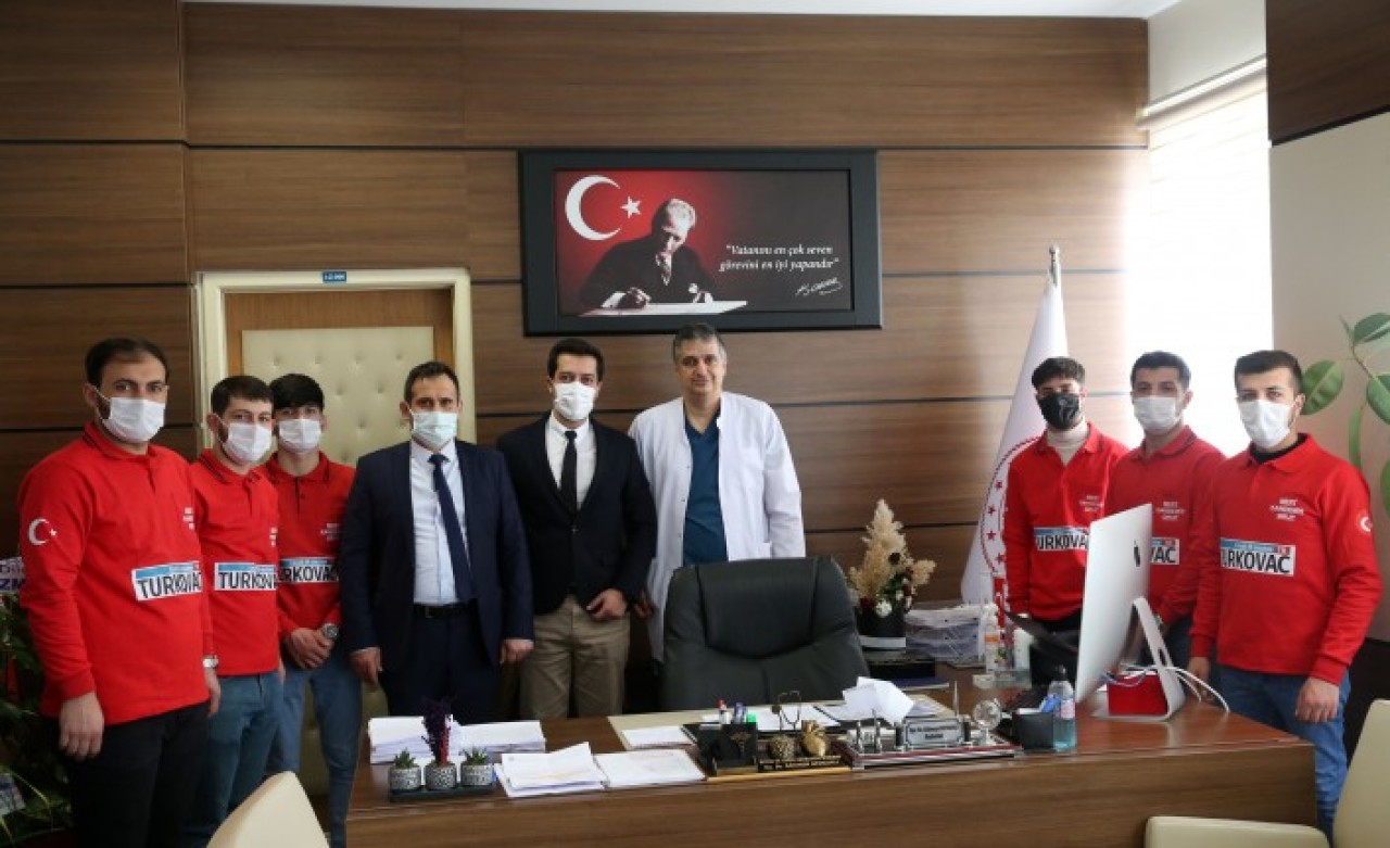 Hastanesi personeli yerli aşının tanıtımı için TURKOVAC yazılı forma giydi