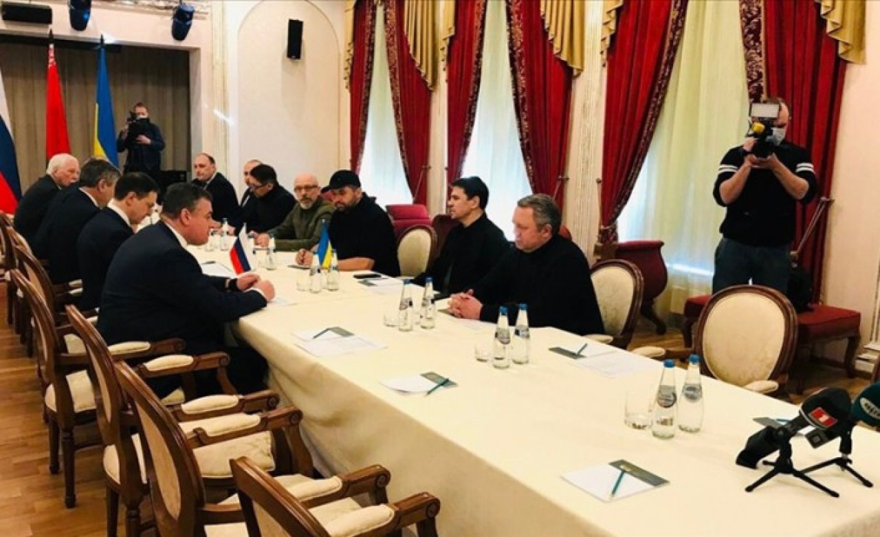 Ukrayna ve Rusya heyetlerinin Belarus sınırındaki görüşmesi başladı