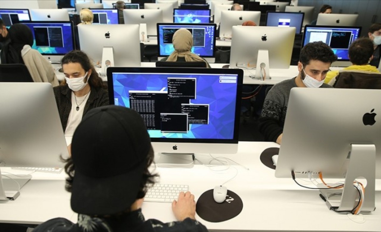 Yerli yazılımcılar "ücretsiz" okulda yetişiyor