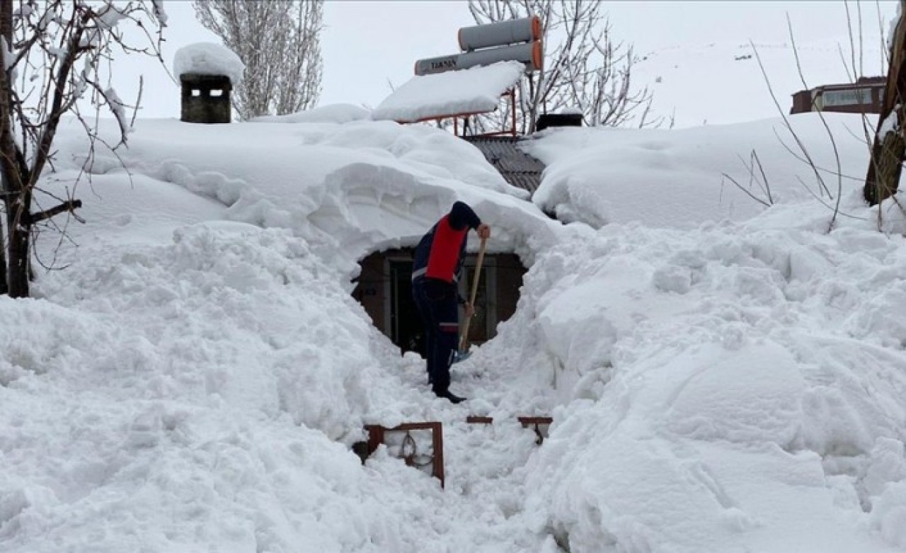 Bitlis'te kar nedeniyle girişi kapanan evlerinde mahsur kalan aileyi itfaiye ekibi kurtardı