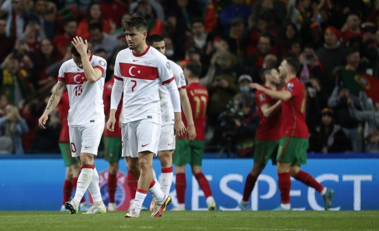 Burak penaltı kaçırdı,  umutlarımızı auta attı: Portekiz'de kahrolduk