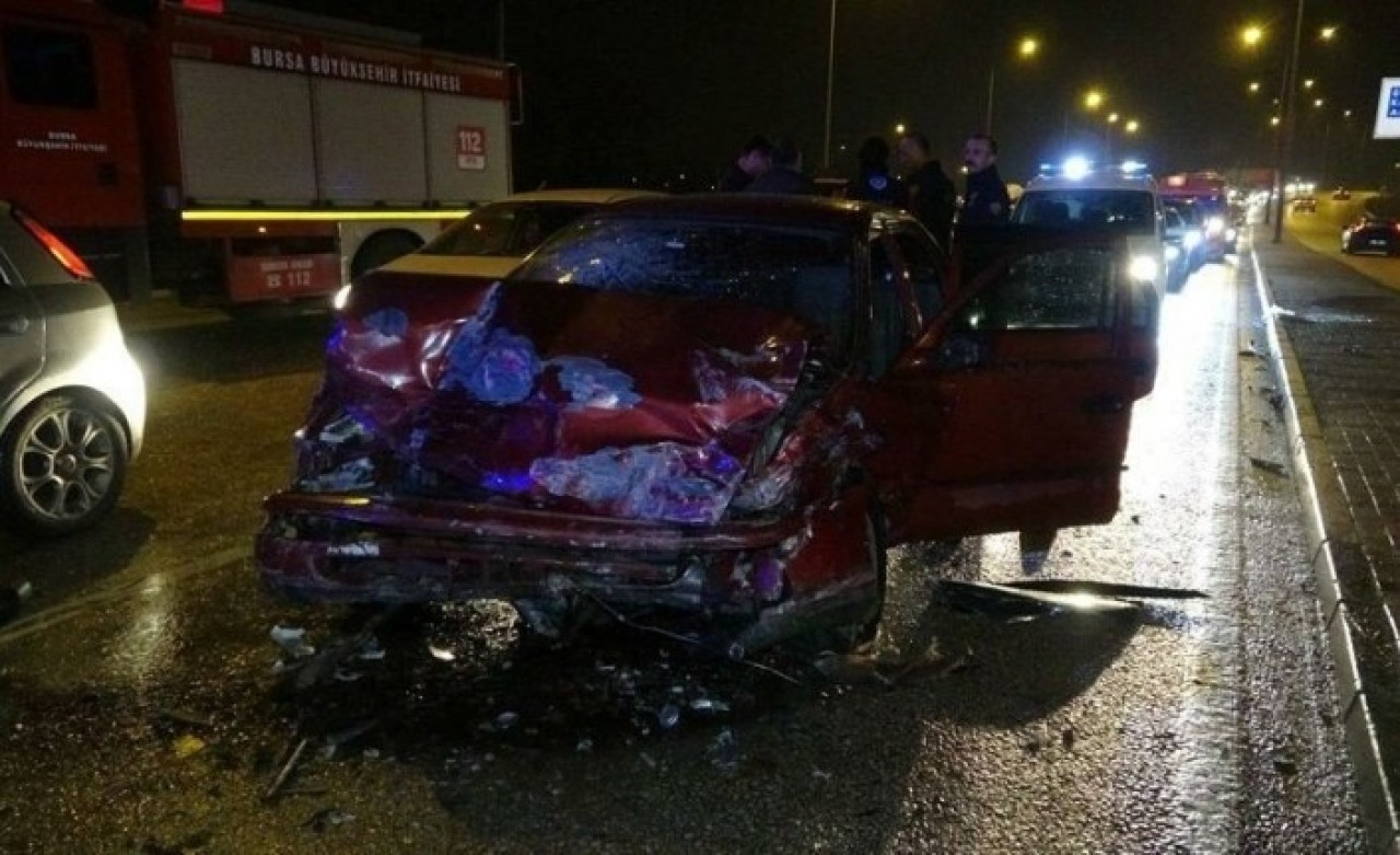 Bursa'da korkunç kaza: Kadir Yaman öldü,  Sevval Kuşçu,  Ömer Kuşçu,  Tuğba Kuşçu,  Nihal Toker ve 2 çocuk yaralandı