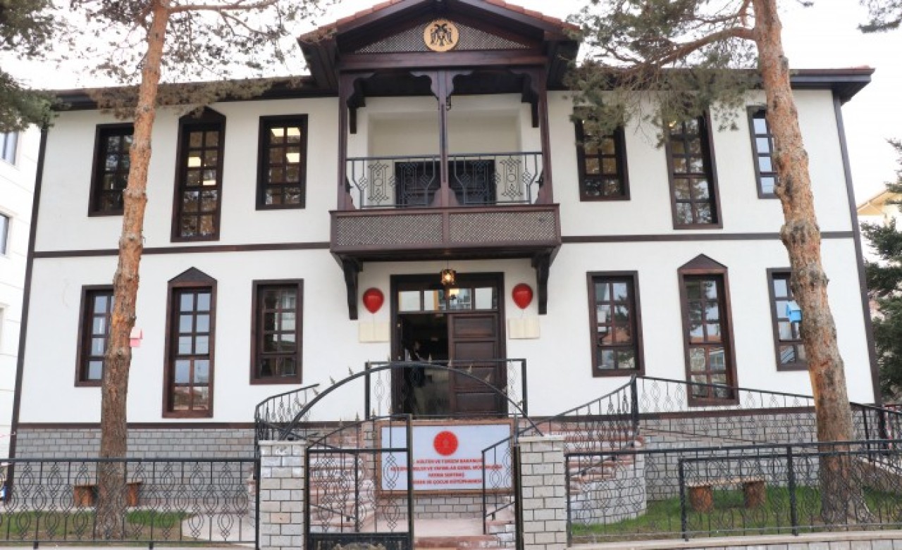 Çocukların çıkmak istemediği kütüphaneye anneler de müdavim oldu