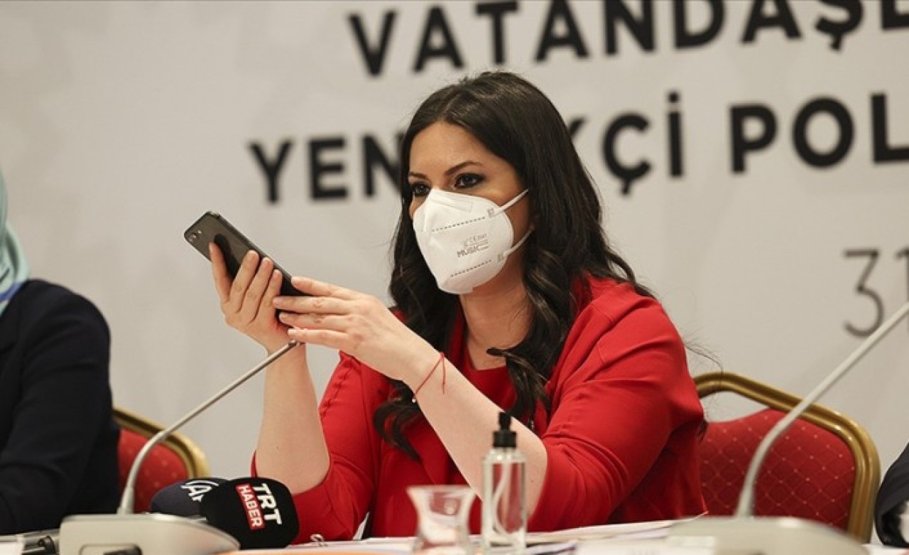 Cumhurbaşkanı Erdoğan,  AK Parti'de Romanlara yönelik çalıştayda katılımcılara telefonda seslendi: Biz biriz,  kardeşiz