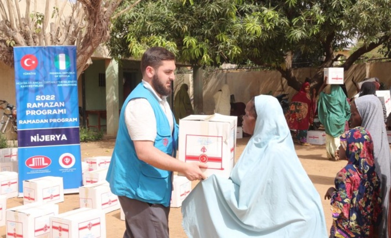 Diyanet'ten Nijerya'da yardım paketi dağıtımı