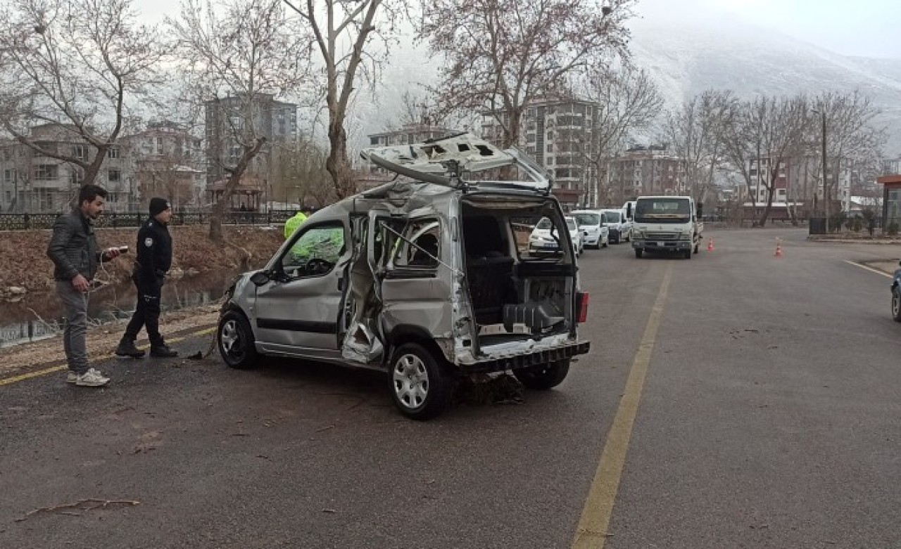 Elbistan'da araç nehre düştü: Büşra Küçük öldü,  Mustafa ve Muhammet Küçük yaralı