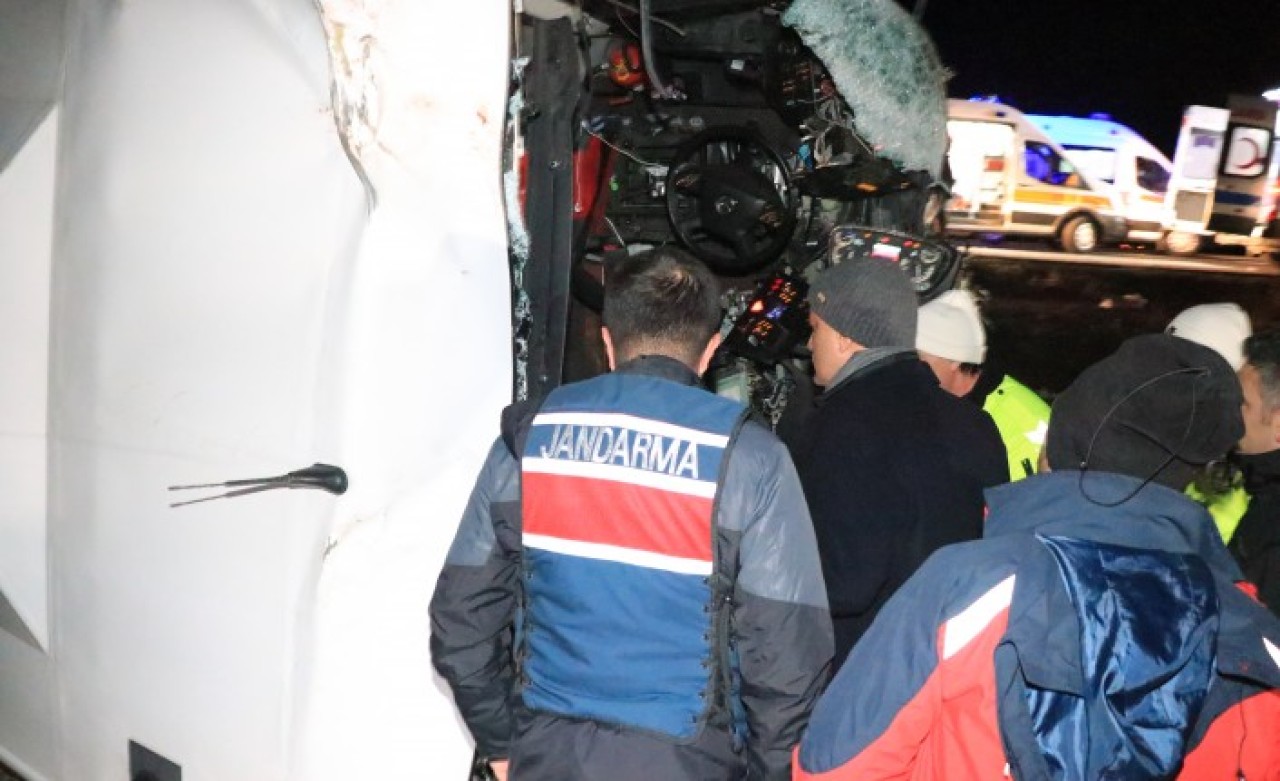 Erzincan'da Aras Turizm otobüsü devrildi: Ulduza Avcı ve Kadir Çil,  7'si ağır 31 kişi yaralandı