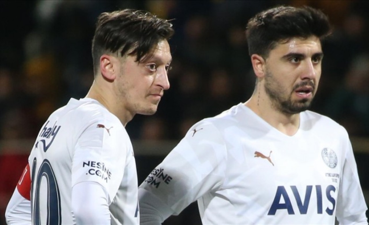 Fenerbahçe'de Mesut Özil ve Ozan Tufan kadro dışı bırakıldı