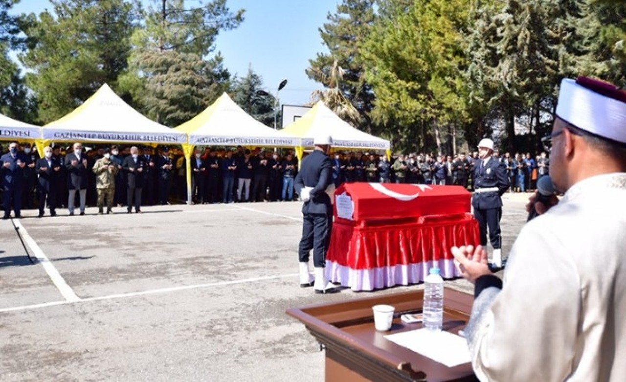 Gözyaşları sel oldu: Polis Barış Yılmaz ile ikizlere hamile eşi Şeyma Yılmaz toprağa verildi