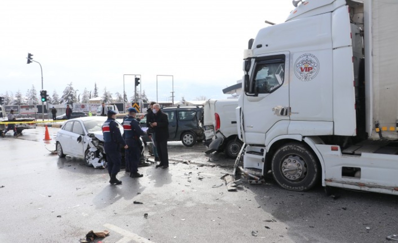Isparta'da TIR,  araçlara çarptı: Elif Yılmaz öldü,  11 kişi yaralı