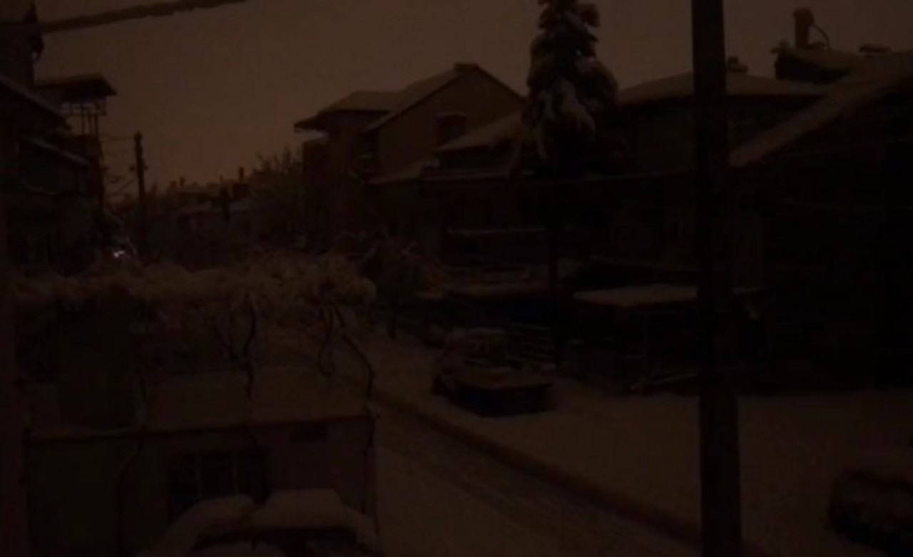 Isparta yine karanlıkta kaldı: Kar yağdı,  elektrik kesildi