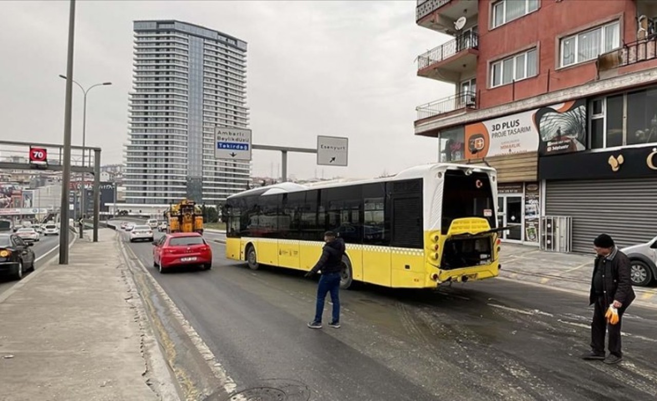 İstanbul'da İETT aracının karıştığı trafik kazası ulaşımı aksattı