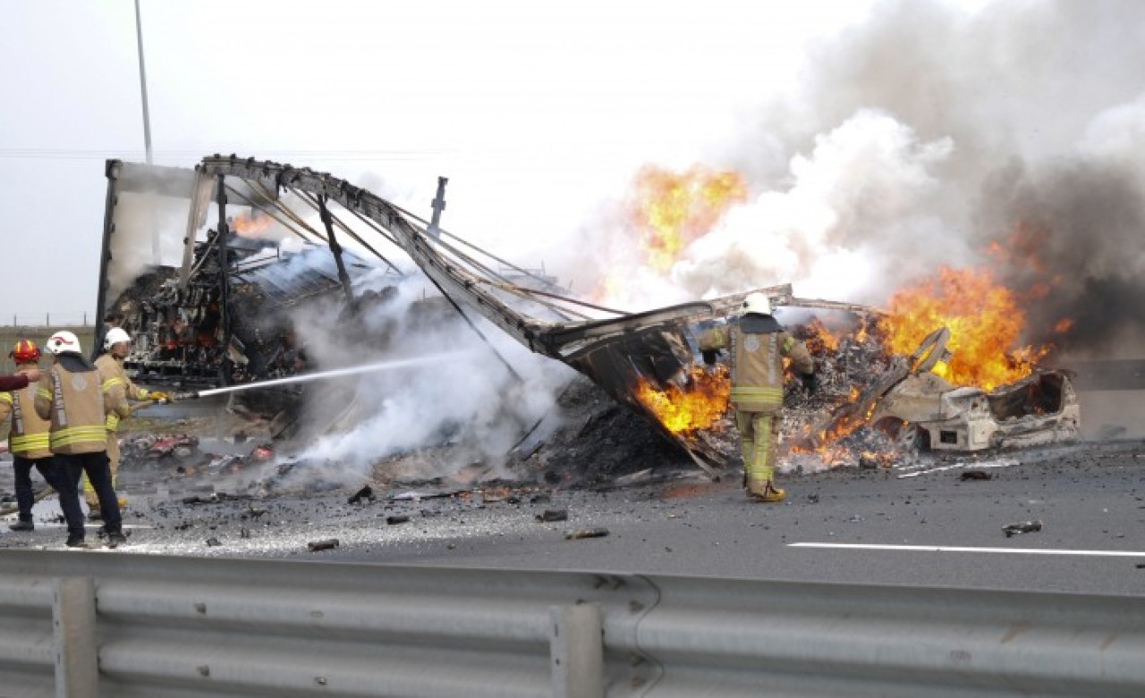 İstanbul'da TIR'a çarparak yanan otomobilin sürücüsü Murat Ataş öldü