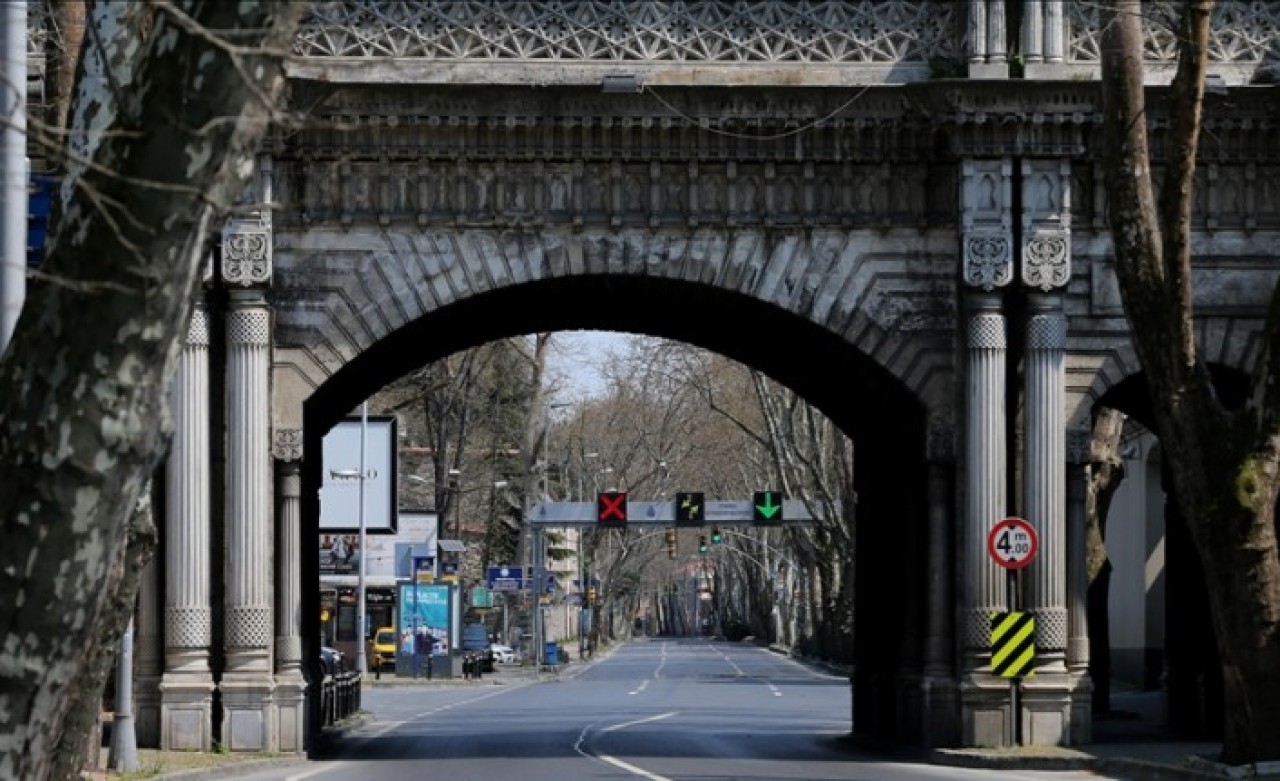 Kabaktepe'den İBB'nin Çırağan Caddesi'ndeki ağaçları kesmesine tepki