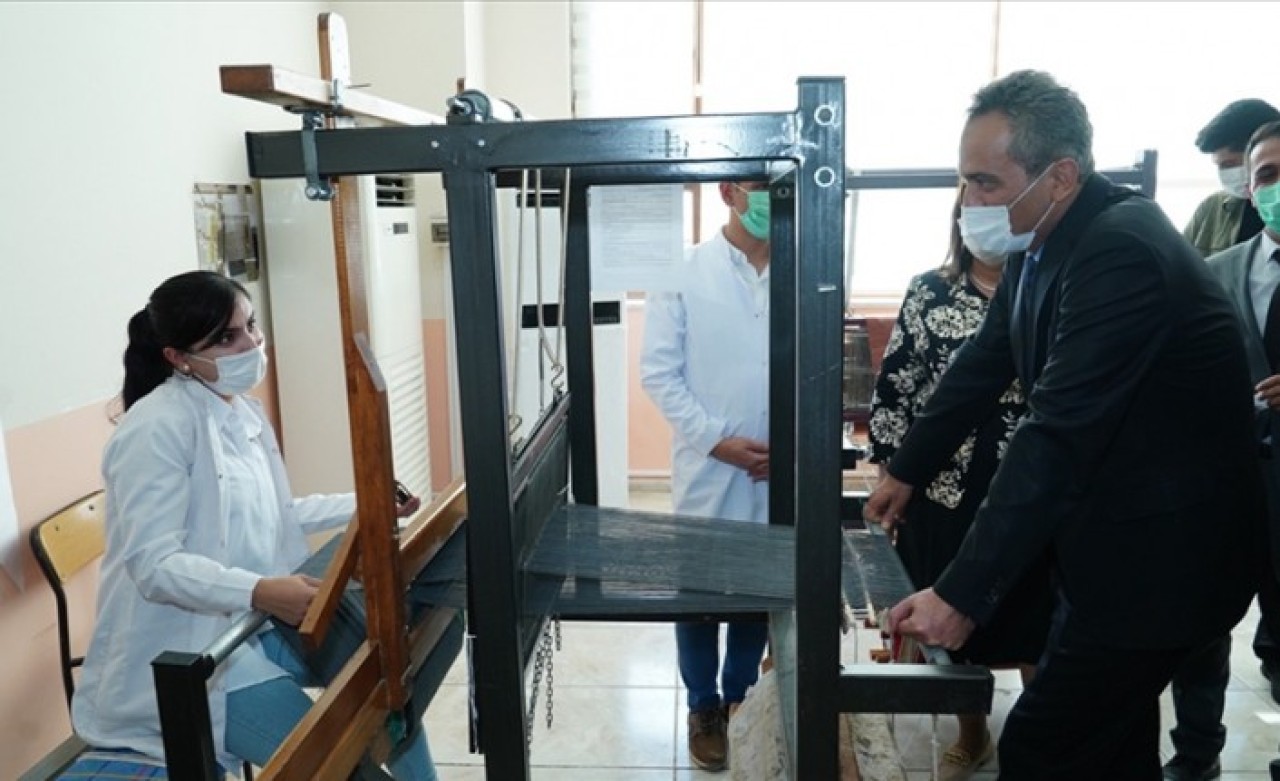 Meslek liselilerin elinde hayat bulan 'şal şepik' kumaşı dünyaya açıldı