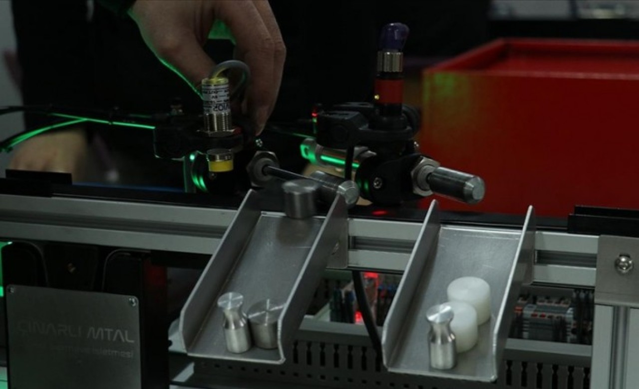 Meslek lisesinde üretilen elektrik elektronik deney seti Romanya'ya satılacak