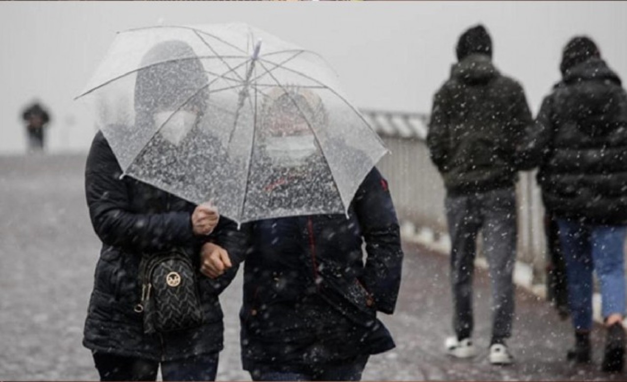 Meteoroloji,  illerin adını sayarak uyardı: Yağmur ve kar var,  şemsiyesiz dışarı çıkmayın!