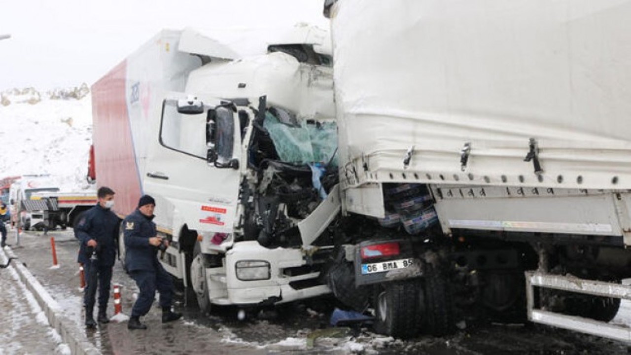 Nevşehir'de kargo kamyonuyla TIR çarpıştı: Ali Osman Demirkan öldü
