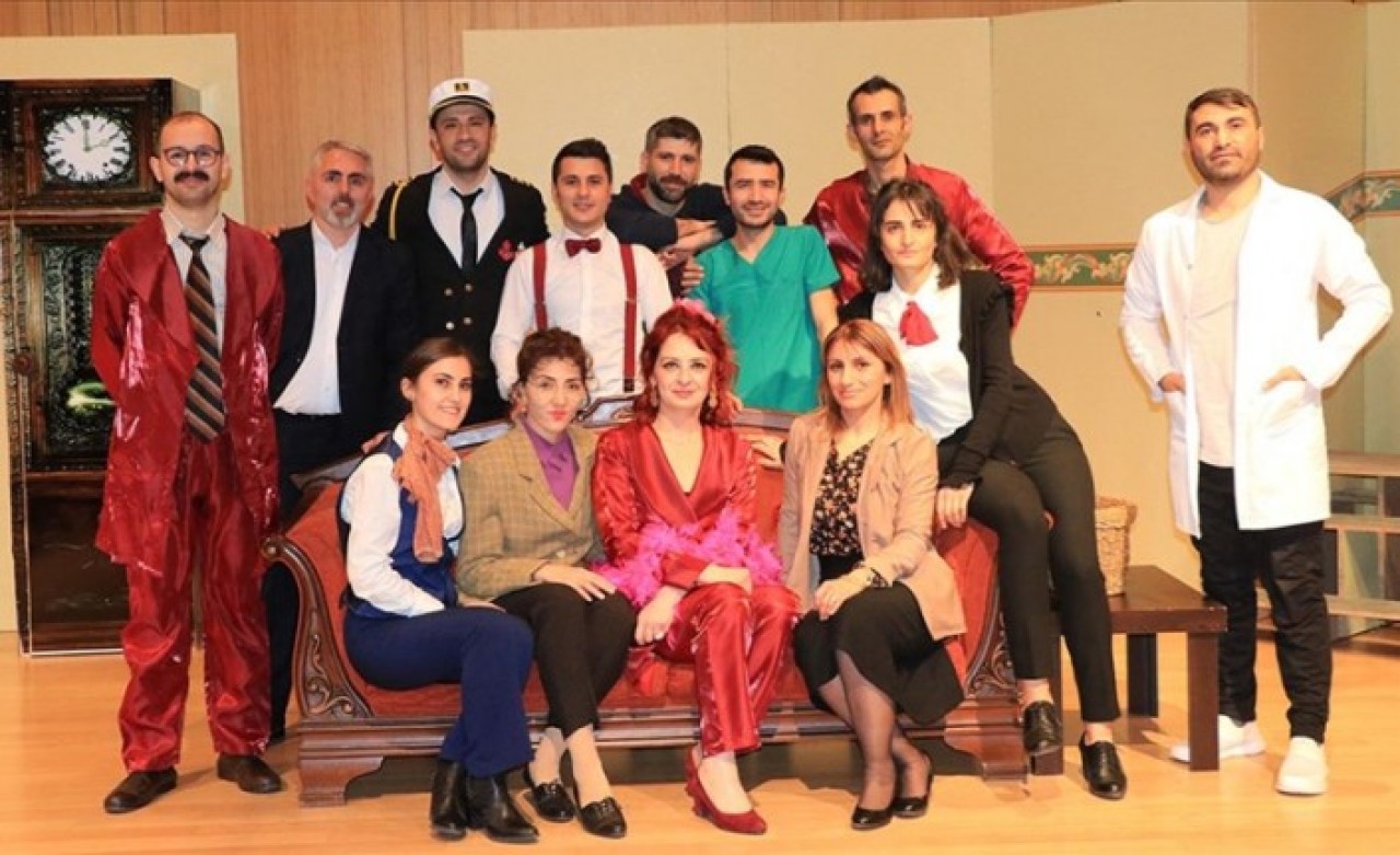 Öğretmenler sahnede de hayat dersi veriyor