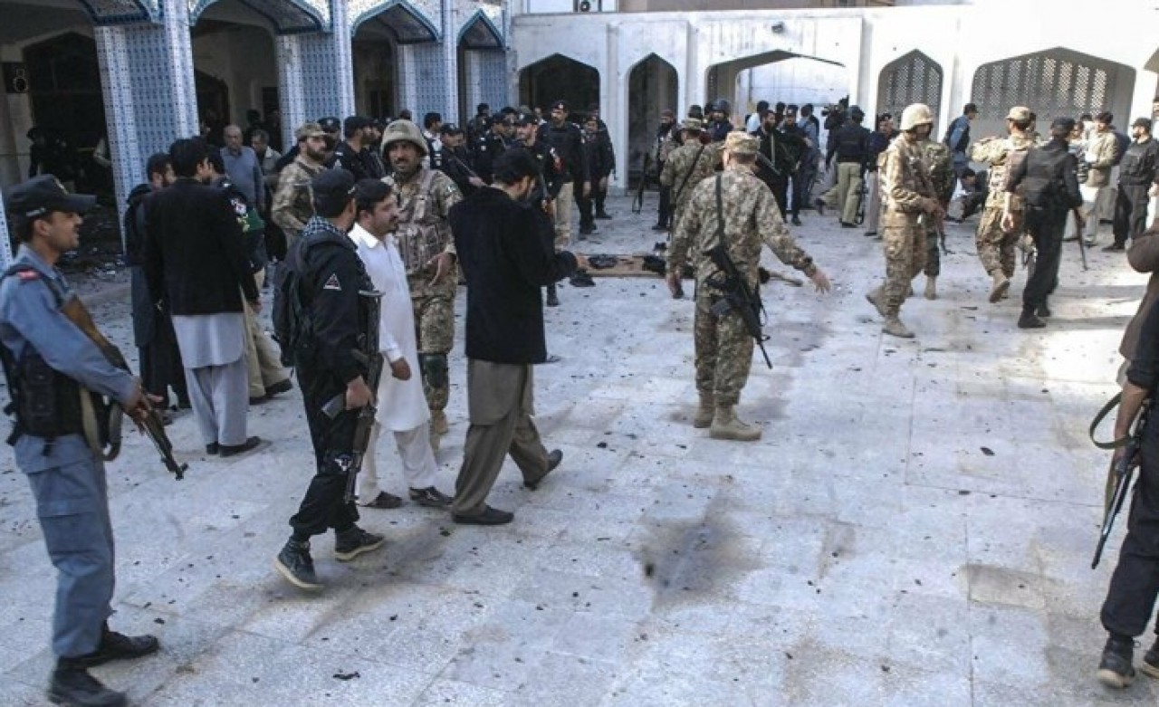 Pakistan'da camiye düzenlenen bombalı saldırıda en az 30 kişi öldü